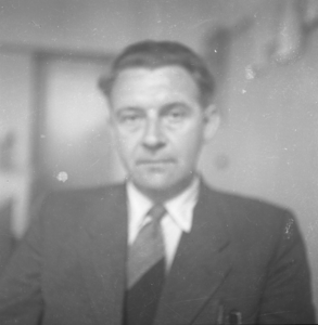 856547 Portret van H. de Jong, leraar wiskunde en mechanica aan de Rijks Hogere Burgerschool (Rijks HBS, Kruisstraat 1) ...